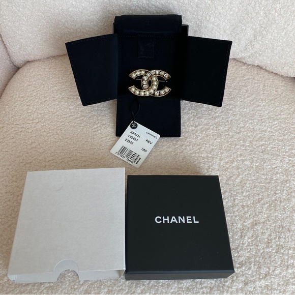 Chanel Pearl and Crystal brooch, gold tone - Picture 12 of 14